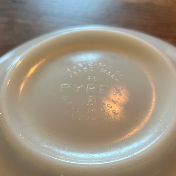 Vintage Pyrex Amish Butterprint Cinderella Mixing Bowls - Picture 4 of 8